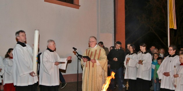 In feierlicher Zeremonie segnete Pfarrer Kern vor dem Gottesdienst das Osterfeuer und die Osterkerze. Foto: Hannelore Nowacki