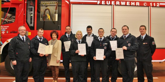 Gruppenbild vor dem neuen Hilfeleistungs-Löschgruppenfahrzeug HLF 20 in der Fahrzeughalle mit Bürgermeisterin Barbara Schader, Wehrführer Burkhard Jakob (links), stellvertretendem Wehrführer Simon Lambrecht, die beförderten Einsatzkräften und Stadtbrandinspektor Uwe Schwara (rechts). Foto: Hannelore Nowacki