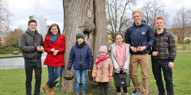 Patrick Rupp (von links), Magdalena Bohrer, Björn Hedderich und Lars Ruck von der Jungen Union Ried machten nur kurz Pause beim Ostereierverstecken. Gleich sprangen die Kinder wieder durch den Stadtpark, denn noch war die Suche nicht beendet. Foto: Hannelore Nowacki