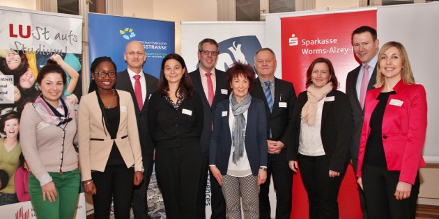 Bei der Veranstaltung wurde aufgezeigt, wie Brücken zwischen Hochschule und Wirtschaft funktionieren können. Im Bild (von rechts): Diana Schilling (Leiterin Standortmarketing Wirtschaftsförderung Bergstraße), Geschäftsführer Dr. Matthias Zürker, STAIR-Projektleiterin Stefanie Rauh, Professor Anton Wengert, Bürgermeisterin Barbara Schader, Landrat Christian Engelhardt, Petra Simon (Nibelungenfestspiele), Dr. Marcus Walden (Vorstandsvorsitzender der Sparkasse Worms-Alzey-Ried), Xénia Grazeilla Sama Ekouma und Teodora Peeva. Foto: Hannelore Nowacki