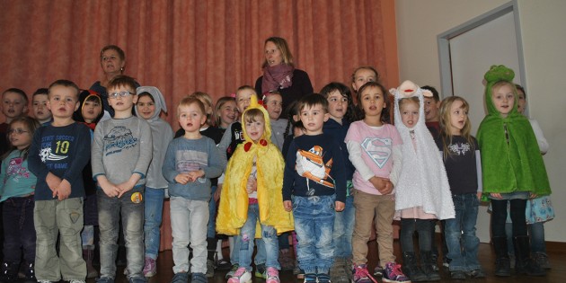 Sorgten für freudige Osterstimmung bei den Senioren im Martin-Luther-Haus: Die Kinder der Kita Falterweg. Foto: Benjamin Kloos