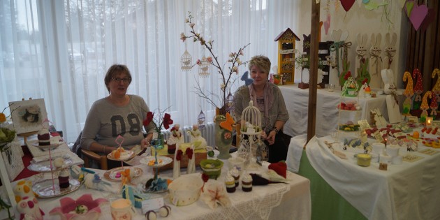 Gabriele Heinz (l.) und Simone Kalka (r.) verkauften Dekoratives aus Filz, selbst hergestellte Seifen sowie Glückswichtel und Osterhasen aus Holz an ihren Ständen bei der Frühlingsausstellung im Seniorenwohnheim in der Dieselstraße. Foto: Sigrid Samson