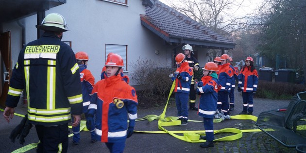 Die Brandangriffsübung wurde von den eifrigen Jugendlichen erfolgreich absolviert und sie hatten viel Spaß daran. Foto.Sigrid Samson