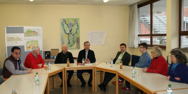 Im September 2016 soll der Bau des Mehrgenerationenhauses starten: Frank-Rüdiger Kirschner (4.v.l) vom Verein Mewola informierte mit seinen Mitstreitern über den derzeitigen Stand. Foto: Eva Wiegand