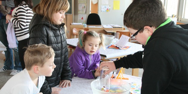 Gummibärchen auf Tauchfahrt: Die Schulkindbetreuung Tintenklecks zeigte wie die fruchtigen Kerle mit Hilfe eines Glases wieder trocken an die Oberfläche kommen. Foto: Eva Wiegand