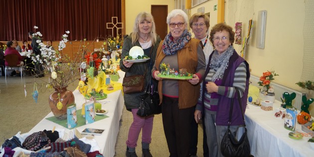 Viele Besucher stöberten in den kreativen Angeboten beim Ostermarkt der Frauengemeinschaft Maria Verkündigung und wurden dabei fündig. Foto: Sigrid Samson