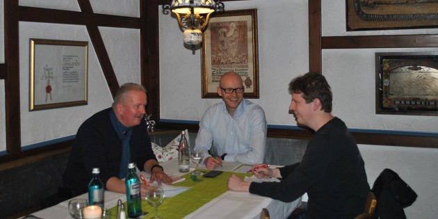 Lampertheims CDU-Spitzenkandidat Edwin Stöwesand und Andreas Ott, parteiloser Kandidat auf der Liste der Union, im Gespräch mit TIP-Redaktionsleiter Benjamin Kloos (v.l.). Foto: oh