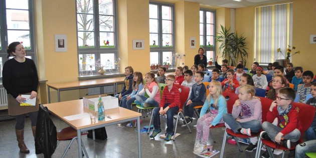 Konzentriert und mit großer Begeisterung lauschten die Schüler der Schillerschule den Gedichten von Janina Kaufmann. Foto: Benjamin Kloos