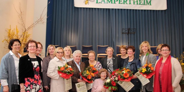 Als Gründungsmitglieder erhielten  Dina Kling und Helga Neupauer eine Ehrenurkunde. Auguste Schmidt wurde für 60 Jahre Mitgliedschaft geehrt. 50 Jahre: Margarete Griesheimer. 40 Jahre: Gerda Boxheimer, Ruth Hartmann, Hedwig Kirchenschläger, Marlis Krug, Ingeborg Müller, Siegrid Rudolf, Anneliese Schneibel und Christa Steffan. Nicht alle geehrten Mitglieder waren anwesend. Foto: Hannelore Nowacki