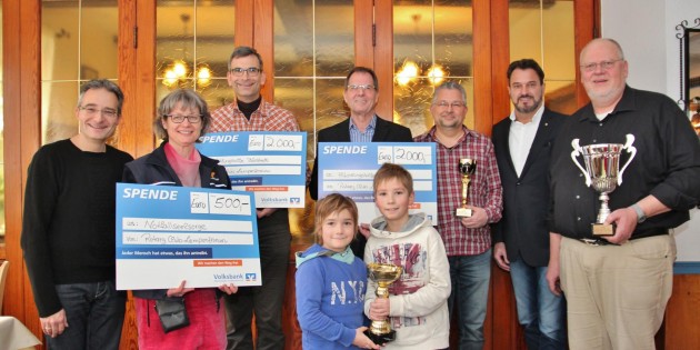 Der Erlös der diesjährigen 12. Benefizaktion des Rotary Clubs „Race and Help“ kommt der Flüchtlingshilfe in Lampertheim und Bürstadt mit je 2.000 Euro sowie der Telefonseelsorge Rhein-Neckar (nicht im Bild) und der Notfallseelsorge Bergstraße mit je 500 Euro zugute. Rotarierpräsident Adam Herbert (rechts) vertrat das Siegerteam „Die Kümmerlinge“. Das zweite Siegerteam „Rotary Club Bensheim/Südliche Bergstraße“ war komplett anwesend mit Stefan Wendel (links), seinen Söhnen Luis und Lenard und Lutz Stürzl (2. von rechts). Jürgen Glosauer (3. von rechts) vertrat sein drittplatziertes Team „Brake Racer“. Foto: Hannelore Nowacki