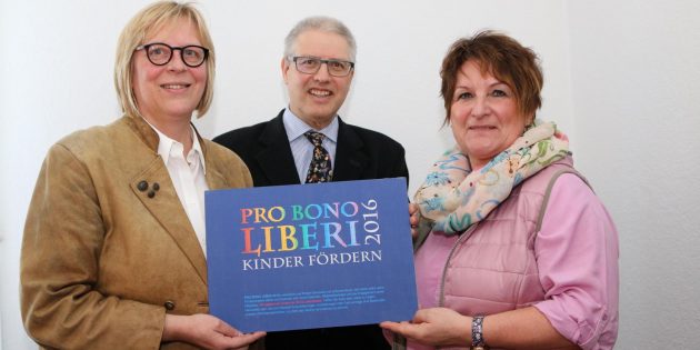 Kinder fördern ist das Hauptziel des neu gegründeten Vereins Pro Bono Liberi 2016, der mehrheitlich aus dem Bürstädter „Kiwani-Club in Gründung“ hervorgegangen ist. Im Bild: Brigitte Daiker-Neumann, Dr. Gerhard Weitz und Edith Appel-Thomas. Foto: Hannelore Nowacki