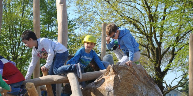 Am Mittwoch war die „alla hopp!”-Anlage fest in Kinderhand – Schüler der Schillerschule und der EKS testeten dabei während einer Baustellenbesichtigung auch den neuen „Kletterdom”. Foto: Benjamin Kloos