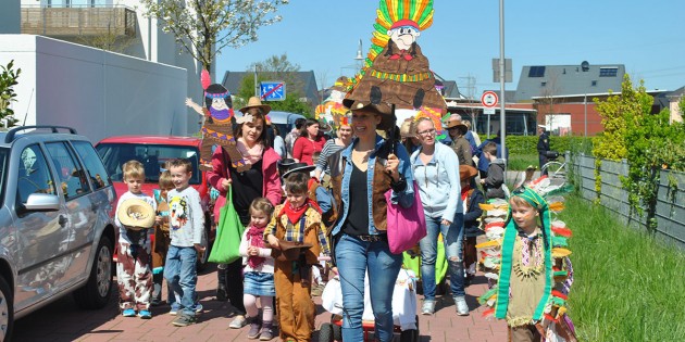 Mit viel Freude holten die Kinder und Erzieherinnen der Kita Rosenstock als Cowboys und Indianer verkleidet einen Hauch von Fastnacht im April zurück. Foto: Benjamin Kloos