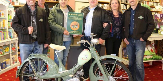 Die glanzvolle Erscheinung der NSU Quickly ist den beteiligten Clubmitgliedern von Lampertheim Classics und den Schülern in der Quickly-AG der Alfred-Delp-Schule zu verdanken. Mit ganz besonderer Leidenschaft gingen Helal Akbari und Manuel Dajaku (Mitte) ans Werk. Im Bild (von links): 1. Clubvorsitzender Roland Marke; Ralf Karolus vom Organisationsteam; Simone Weyand, Inhaberin der Buchhandlung Bücherschiff und 2. Clubvorsitzender Thomas Kissel. Foto: Hannelore Nowacki