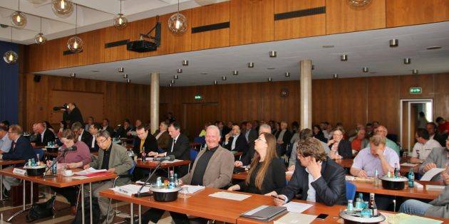 Bei vielen Beschlussvorlagen herrschte harmonische Einstimmigkeit. CDU-Fraktionsvorsitzender Edwin Stöwesand bedauerte, dass nicht alle Parteien bei der Besetzung der vier Stellvertreter für die Stadtverordnetenvorsteherin zum Zuge kommen sollten. Foto: Hannelore Nowacki