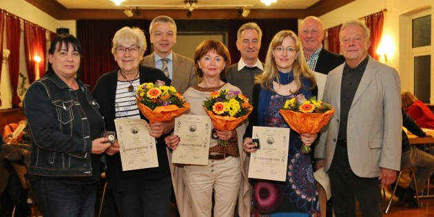 Vereinsvorsitzende Margit Karb (links) überreichte die Urkunden und Ehrennadel in Silber für 25 Jahre Mitgliedschaft im Heimat-, Kultur- und Museumsverein (im Bild mit Bürgermeister Gottfried Störmer). Geehrt wurden die Eheleute Elli und Helmut Haas, Rolf Oesterreich, Elli Schollmeier, Erich Schollmeier, Nicole Schollmeier und René Schollmeier. Mehrere Jubilare konnten nicht kommen: Eheleute Erika und Harald Gutschalk, Klaus Gutschalk, Karin Haas, Ute Haas, Bernd Haas, Hermann Herz, Eheleute Ilse und Klaus Kuczinski, Silke Eberhardt, Stefanie Peppler. Foto: Hannelore Nowacki