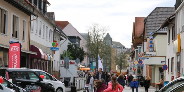 Mit viel Schwung begann der 21. Bürstädter Frühjahrsmarkt am Samstagnachmittag  - viele Besucher nutzten das schöne Wetter zum ausgedehnten Bummel und Einkauf. Kinder nahmen begeistert an der Kinderolympiade teil. Foto: Hannelore Nowacki