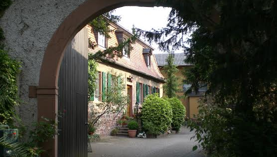 BUZ: Rund um das historische Pfarrhaus der Balthasar-Neumann-Kirche St. Michael findet am 5. Juni der diesjährige Hobby- und Künstlermarkt. Foto: oh