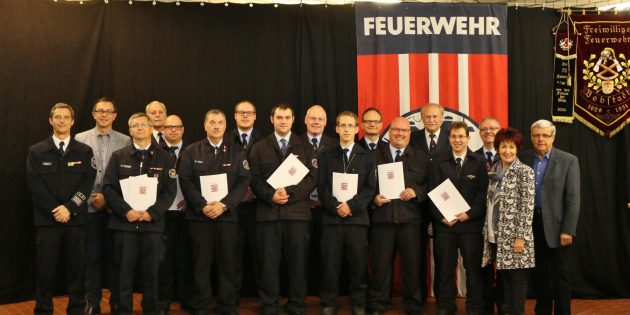 Im Gruppenbild mit den geehrten Einsatzkräften: Die Feuerwehrführung mit Stadtbrandinspektor Uwe Schwara (links), Stellvertreter Burkhard Jakob (3. v. rechts), Kreisbrandinspektor Wolfgang Müller (5. v. rechts),  MdL Alexander Bauer (links) sowie Bürgermeisterin Barbara Schader und Erster Stadtrat Walter Wiedemann. Foto: Hannelore Nowacki