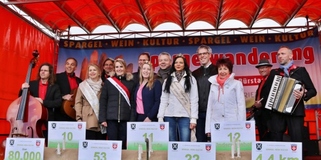 „Spargel ist Teil unserer Lebensart“ sagte der Schirmherr der Spargelwanderung, Landrat Christian Engelhardt und erklärte bei strahlendem Sonnenschein: „Ich bin heute einfach glücklich, auch wenn es kalt ist“. Die veranstaltenden Städte Lampertheim und Bürstadt waren durch Bürgermeister Gottfried Störmer und Bürgermeisterin Barbara Schader vertreten. Für den Hauptsponsor Energieried sprach Geschäftsführer Frank Kaus. Foto: Hannelore Nowacki