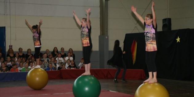 Mit spannenden und einfallsreichen Nummern begeisterten die Kinder bei der Vorstellung des „Zirkus Schillerini“. Foto: Eva Wiegand