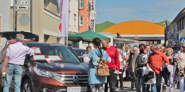 Beim Frühjahrsmarkt ist Bürstadt immer in Bewegung – beim vergnüglichen Einkaufen und Genießen. Archivfoto: Hannelore Nowacki