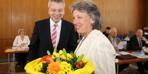 Brigitte Stass trat am Freitag ihr Amt als neu gewählte Stadtverordnetenvorsteherin an – ihre dritte Amtszeit in Folge. Bürgermeister Gottfried Störmer gratulierte ihr – beide mit einem strahlenden Lächeln. Foto: Hannelore Nowacki