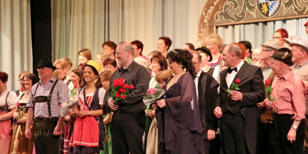Ein großer Strauß roter Rosen wurde zum Schluss auf der Bühne verteilt – ein Bild der Harmonie nach dramatischen Verwicklungen mit wunderschönen Melodien. Foto: Hannelore Nowacki