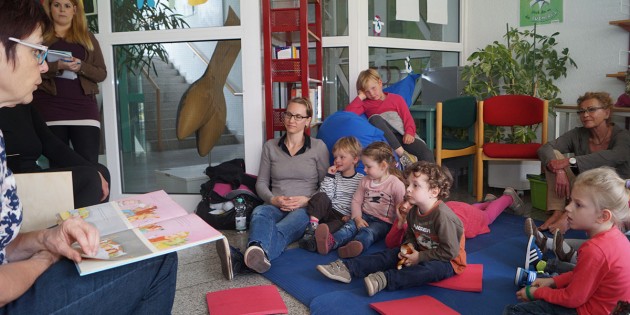Die Kinder erfreuten sich an der Geschichte von den „7 grummeligen Grömmels und dem kleinen Schwein" beim Kamishibai-Holztheater in der Stadtbücherei. Foto: Sigrid Samson