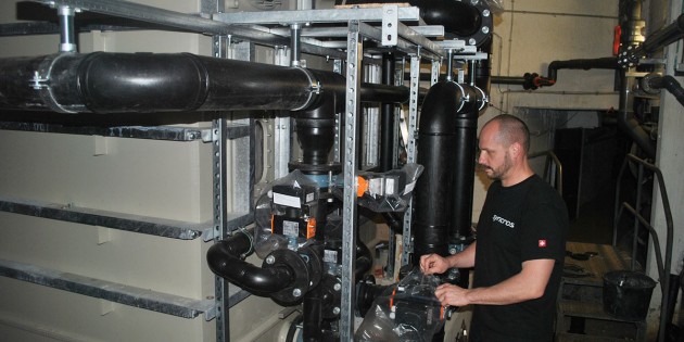 Patrick Görling, Betriebsleiter der Biedensand Bäder, inspiziert den neuen Brauchwasserfilter. Foto: Benjamin Kloos