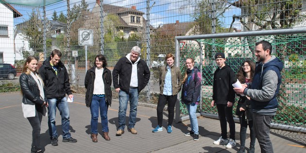 Rund um den Ball und die Bolzplätze drehte sich alles beim Gespräch vor Ort zwischen Jugendlichen, dem Jugendbeirat und Vertretern der Technischen Betriebsdienste in der Hagenstraße. Foto: Benjamin Kloos