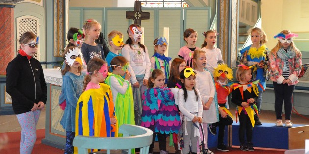 Als bunte Vögel verkleidet erfreuten die Chor- und Flötenkinder die Zuhörer. Foto: oh