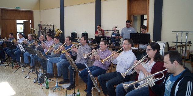 Mitglieder des Großen Orchesters der Katholischen Kirchenmusik Bürstadt probten eifrig für das bevorstehende Frühjahrskonzert am 17. April. Foto: Sigrid Samson