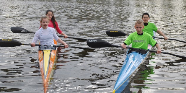 Die D-Kader-Mitglieder des Kanu-Club Lampertheim: Paula Maurer, Michelle Kraus und Moritz Westerheide mit ihrem Trainings- und Kaderkollegen Janne Ole Wermter vom SKC Gießen. Foto: Benjamin Kloos