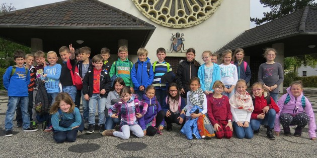 tarteten gut gelaunt Richtung Mainz: Die Kommunionkinder der Pfarrgruppe Bürstadt. Foto: oh