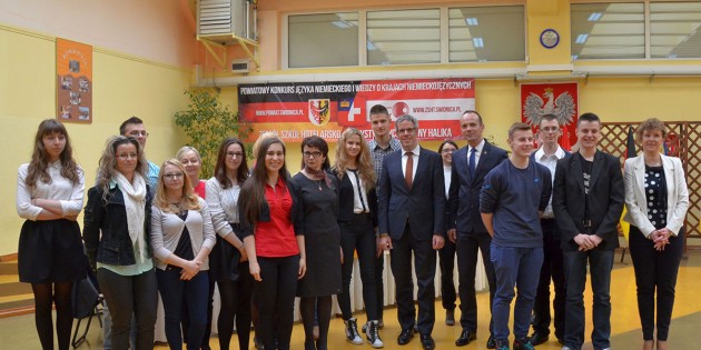 Landrat Christian Engelhardt im Kreis der Sprachwettbewerbs-Finalisten im Partnerkreis Swidnica/Schweidnitz. Foto: oh
