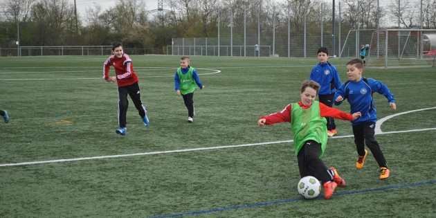 Gemeinsam spielerisch lernen: Die Teilnehmer des Fußballcamps des TV Lampertheim und der 1. Fußballschule Rhein-Neckar waren von den Trainingstagen begeistert – und zeigten nicht nur im Spiel ihr Können. Foto: Benjamin Kloos