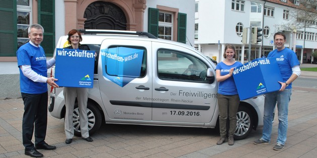 In der Hauptstadt des Ehrenamtes erfolgte am Mittwoch der Kick-Off für den diesjährigen Freiwilligentag der Metropolregion. Dazu ziehen Bürgermeister Gottfried Störmer, Monika Schill und Janina Effelsberg (beide Metropolregion Rhein-Neckar) sowie Dirk Eichenauer (Stadt Lampertheim) an einem Strang. Foto: Benjamin Kloos