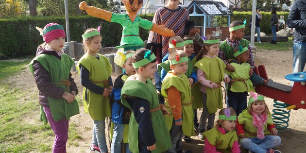 Die kleinen Piraten präsentierten den Eltern gemeinsam mit Erzieherin Tatjana Bopp-Montag das entstandene „Nimmerland" im Außengelände der Einrichtung. Foto: Sigrid Samson