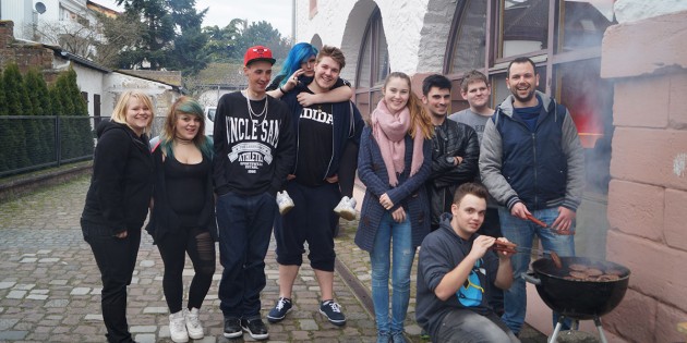 Viel Spaß hatten die Jugendlichen beim gemeinsamen Treff mit Burger-Grillen am Freitag im Jugendcafè Zehntscheune - gemeinsam mit Organisator Marcel Getrost (r.) von der Jugendförderung der Stadt Lampertheim. Foto: Sigrid Samson