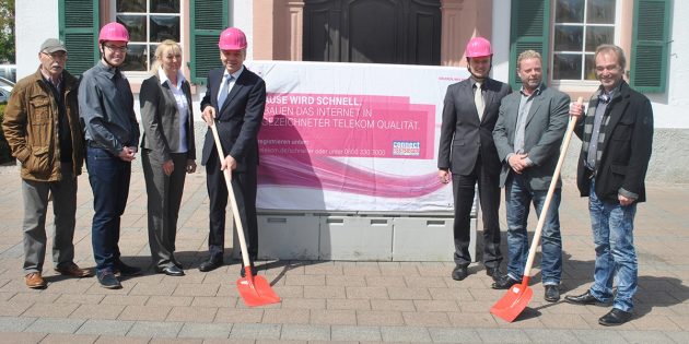 Endlich kommt das schnelle Internet nach Lampertheim: Simone Remdisch, Regio-Managerin für den Breitbandausbau der Telekom Deutschland (3.v.l.), Bürgermeister Gottfried Störmer (4.v.l.) und der Erste Stadtrat Jens Klingler (3.v.r.) beim symbolischen Spatenstich für den Netzausbau. Foto: Benjamin Kloos