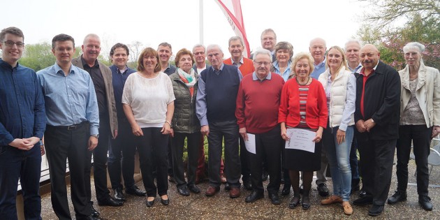 Vorstandsmitglieder des Tennisclub Rot-Weiss Lampertheim, Ehrengäste und Jubilare beim offiziellen Saisonstart 2016. Foto: Sigrid Samson