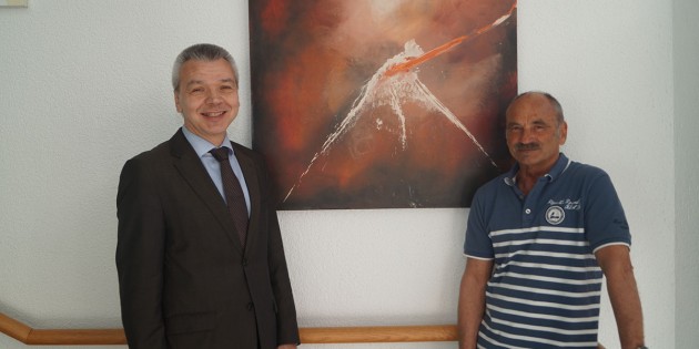 33 faszinierende Gemälde des Hobbykünstlers Jürgen Becker (r.) sind ab sofort im Haus am Römer ausgestellt – seine ehemaliger Polizeikollege, Bürgermeister Gottfried Störmer, eröffnete die Ausstellung. Foto: Sigrid Samson