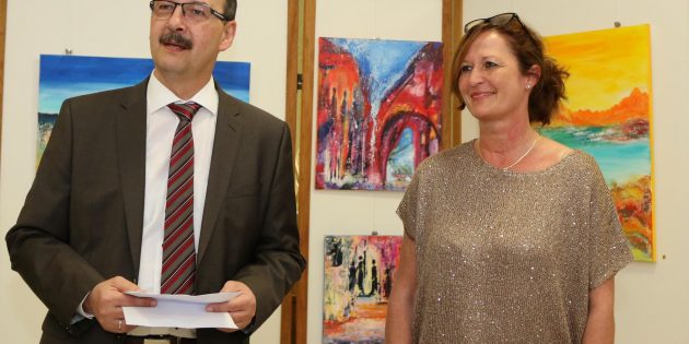 Bürgermeister Felix Kusicka eröffnete die Ausstellung in der Reihe „Kunst im Rathaus“ mit Kerstin Kohlmann-Hemer, die ihre Bilder zum ersten Mal im Rahmen einer Ausstellung zeigt. Foto: Hannelore Nowacki