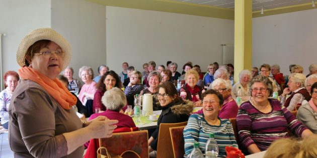 Nach dem gemütlichen Landfrauen-Frühstück präsentierte Erzählerin Dorothea Hille aus Heilbronn lustige Geschichten und besinnliche Gedanken. Foto: Hannelore Nowacki