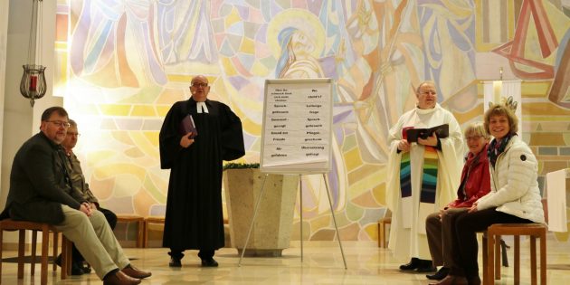 Die heitere Quiz-Show brachte viele interessante Erkenntnisse über Pfingsten und die beiden christlichen Kirchen ans Licht. Foto: Hannelore Nowacki