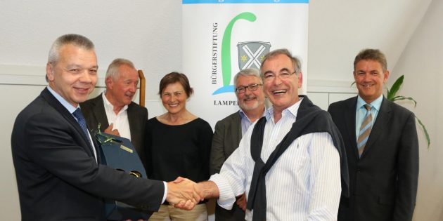 Stiftungsratsvorsitzender Bürgermeister Gottfried Störmer (links) verabschiedet Frank-Rüdiger Kirschner, langjähriger Vorstandsvorsitzender der Bürgerstiftung Lampertheim. Im Bild: Der neue Vorsitzende Bürgermeister a. D. Erich Maier (von links) sowie die Vorstandsmitglieder Elzbieta Liermann, Dieter Goll und Ralph Butz. Foto: Hannelore Nowacki