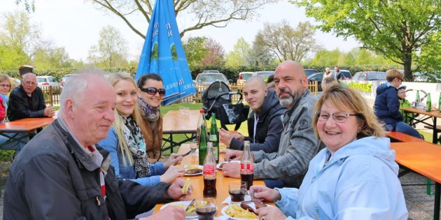 Endlich Frühling – am 1. Mai lockte der strahlende Sonnenschein die Gäste beim Grillfest der Sängervereinigung 07/20 Hofheim ins frische Grün unter freiem Himmel. Foto: Hannelore Nowacki