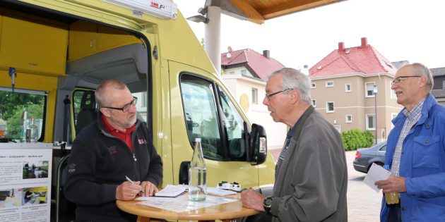 Großer Andrang beim Labormobil am Mittwochvormittag. Brunnenwasser wird gerne genutzt, aber viele Bürstädter wollen genau wissen, was da aus der Tiefe kommt. Foto: Hannelore Nowacki