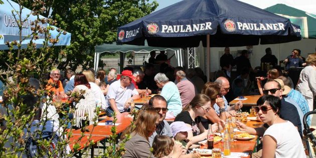 Am Sonntag es ließen sich wieder viele Besucher bei der Feuerwehr Bobstadt zum Tag der offenen Tür gut gehen. Foto: Eva Wiegand